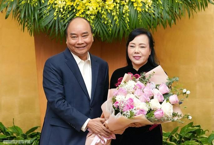 Nguyên Bộ trưởng Nguyễn Thị Kim Tiến xúc động nhận hoa từ Thủ tướng - Ảnh 1. Nguyên Bộ trưởng Nguyễn Thị Kim Tiến xúc động nhận hoa từ Thủ tướng - Ảnh 1.