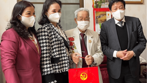 Lãnh đạo TP Hà Nội thăm, tặng quà cho các gia đình chính sách tại quận Hà Đông