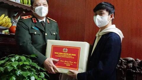 Giám đốc Công an Hà Nội thăm hỏi, chúc Tết các gia đình chính sách trước thềm xuân Nhâm Dần 2022