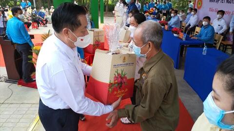 Trưởng Ban Tuyên giáo Trung ương thăm, tặng quà CNLĐ tỉnh Tiền Giang
