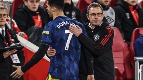 Ronaldo gắt gỏng khi bị thay ra sớm