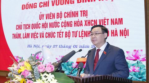 Chủ tịch Quốc hội Vương Đình Huệ thăm và chúc Tết Bộ Tư lệnh Thủ đô