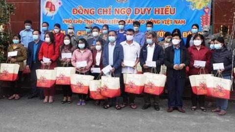 Đoàn lãnh đạo Trung ương trao quà tại Hà Tĩnh