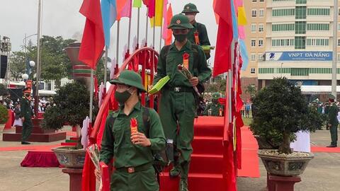 Thanh niên tự hào lên đường nhập ngũ