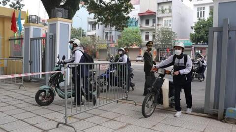 Lực lượng Công an hỗ trợ các trường đón học sinh trở lại học trực tiếp trong an toàn