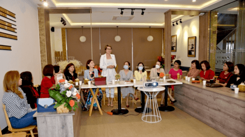 Nữ hoàng Hoa hồng Bùi Thanh Hương kêu gọi chị em cùng sống đẹp, làm việc ý nghĩa