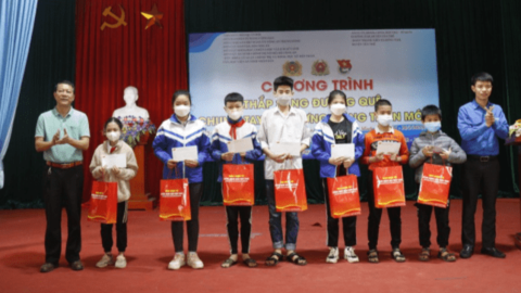 Chung tay thắp sáng đường quê, xây dựng Nông thôn mới