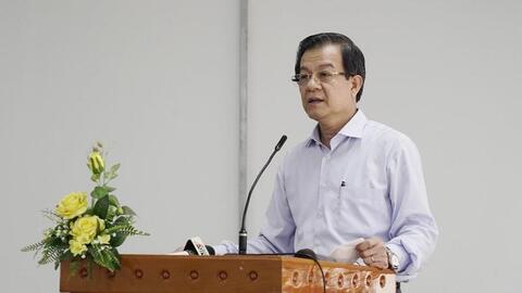 Bí thư Tỉnh ủy An Giang Lê Hồng Quang thăm tặng quà các tiểu thương bị thiệt hại trong vụ cháy tại Trung tâm Thương mại Cái Dầu