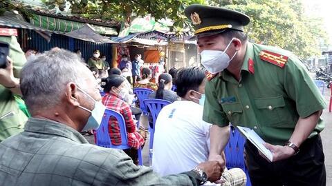 Giám đốc Công an tỉnh An Giang thăm hỏi và trao tiền hỗ trợ 52 tiểu thương bị hỏa hoạn