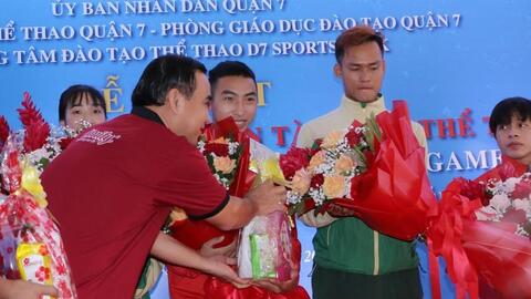 MC Quyền Linh trao học bổng động viên vận động viên Sea Games 31