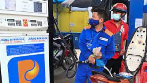 Giá xăng tiếp tục tăng vào ngày mai?