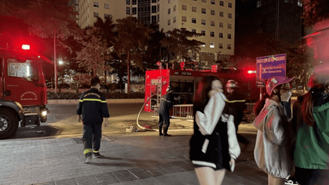 Dập tắt đám cháy ở phường Cống Vị, cứu sống 3 người dân