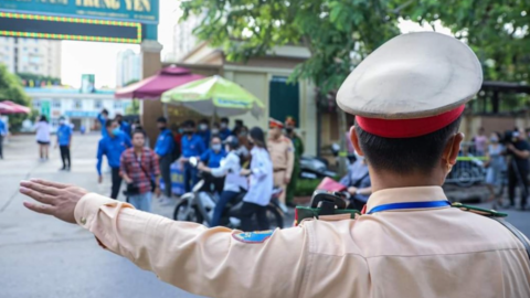 Chiến sĩ trẻ đội nắng, dầm mưa đồng hành cùng thí sinh Hà Nội