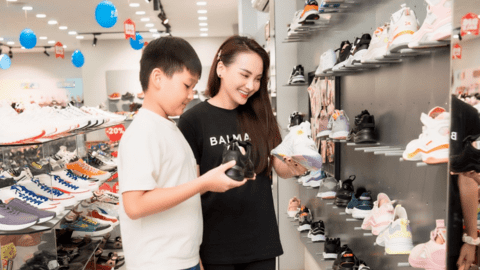 Diễn viên Bảo Thanh hào hứng cùng con chuẩn bị năm học mới