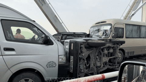 Hà Nội: Tai nạn giao thông trên cầu Chương Dương gây ùn tắc