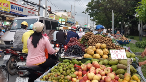 Chợ tự phát gây ùn tắc tại đường Trung Mỹ Tây 13