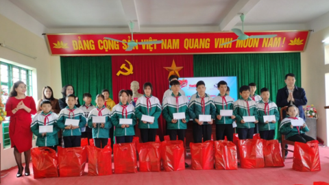 Trao 40 suất quà Tết cho các học sinh nghèo tại Hải Phòng