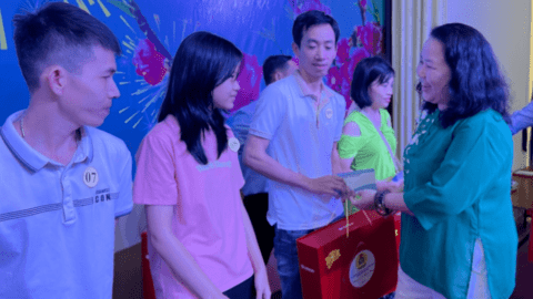 TP.HCM: Tổ chức bữa cơm ấm áp đầu năm mới cho công nhân đón Tết xa quê