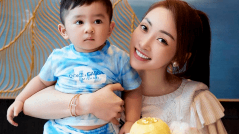 Quý tử nhà Chi Bảo - Lý Thùy Chang được khen như "soái ca nhí", bố mẹ cưng chiều đưa đi du lịch mọi nơi từ nhỏ