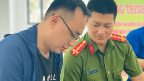 Cảnh sát trẻ giúp người dân Thủ đô chuyển đổi số