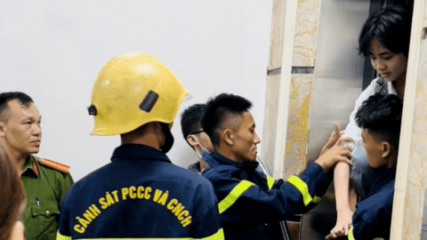 Thanh Hóa: Giải cứu 4 học sinh mắc kẹt trong thang máy