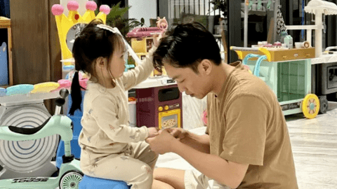 "Xả vai" doanh nhân, Cường Đô La dành thời gian chăm sóc con gái cưng