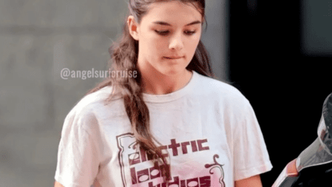 Suri Cruise chứng tỏ bản lĩnh tự lập ở tuổi 17 chỉ bằng 1 hành động, không hổ là "công chúa Hollywood"