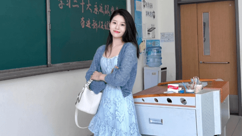 Cô giáo tiểu học lên hot search vì style quá đỉnh, đáp trả hay khi netizen khịa "chỉ lo đẹp không lo dạy"