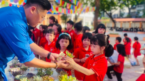 Học sinh tiểu học nô nức trẩy hội “Đổi giấy lấy cây”
