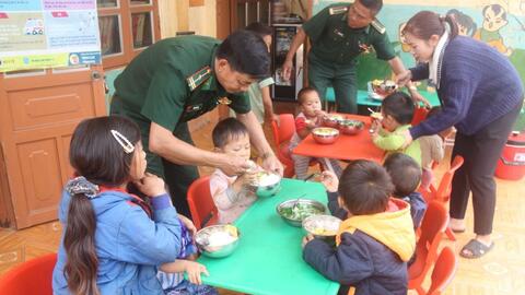 Chăm lo bữa ăn cho học sinh nghèo vùng biên