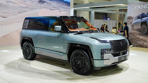Hãng xe sắp vào Việt Nam trưng bày SUV trông như Defender ở Thái: Mạnh gần 1.200 mã lực, quay 360 độ, lội nước tới 1,4m