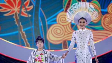 "Cổ linh" - Bộ sưu tập áo dài vẽ tay độc đáo