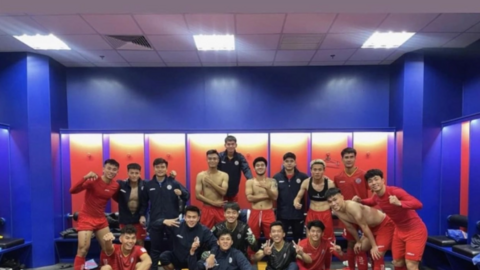 Cựu thủ môn U23 Việt Nam sáng ăn hỏi với cô giáo tiểu học, chiều bắt bóng giúp đội giành 3 điểm