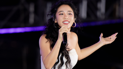 Bùng nổ màn live 9 bản hit đình đám của Văn Mai Hương