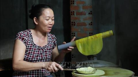 Làng nghề bánh tráng "chạy" đơn hàng Tết
