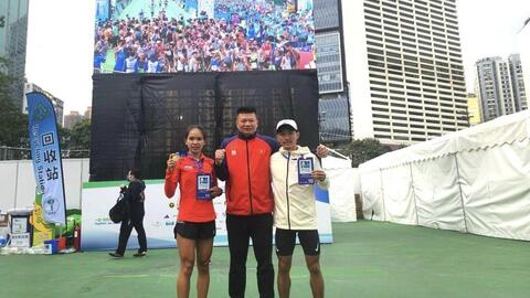 Hai anh em cùng phá kỷ lục marathon quốc gia
