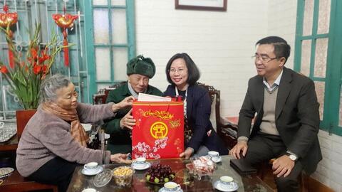 Bí thư Quận ủy Thanh Xuân Bùi Huyền Mai tặng quà các gia đình chính sách, khó khăn