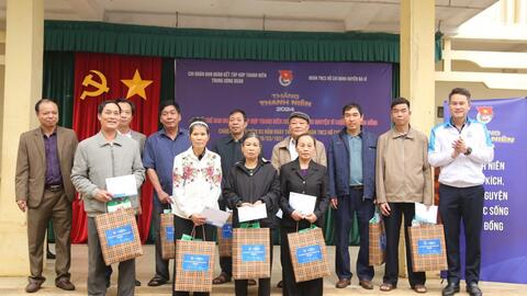 Khám bệnh tình nguyện, trao nhiều phần quà tới người dân Ba Vì