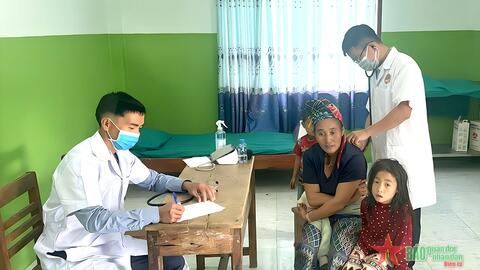 Tận tình chăm lo sức khỏe cho nhân dân Lào
