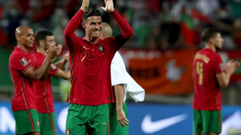 Cristiano Ronaldo - "Tiếng nói vàng" trong phòng thay đồ tuyển Bồ Đào Nha