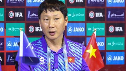 Ông Kim Sang-sik khen học trò dù đội tuyển Việt Nam thua Iraq