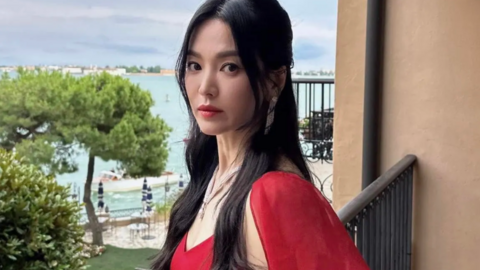 Song Hye Kyo đại náo sự kiện trời Âu: Sexy hút hồn trong chiếc váy đỏ "khét lẹt", tạo khung hình "chị em tài phiệt" đã mắt bên Cha Eun Woo