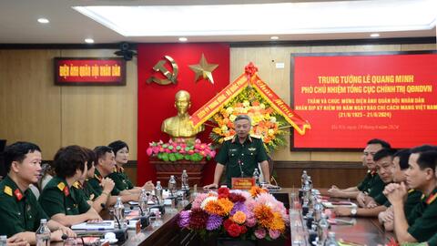 Trung tướng Lê Quang Minh chúc mừng các cơ quan báo chí trong Quân đội