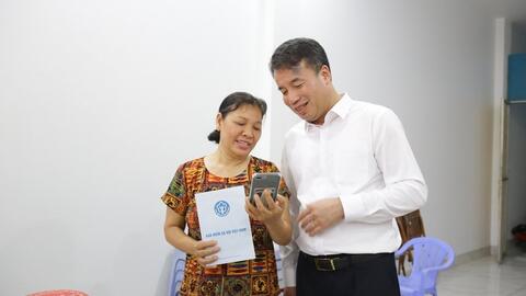 Người dân phấn khởi nhận lương hưu, trợ cấp theo mức hưởng mới