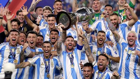 Chức vô địch níu kéo sự nghiệp Messi