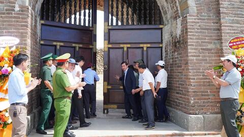 Du khách vượt đèo, check-in di tích Hải Vân Quan sau hơn 2 năm trùng tu