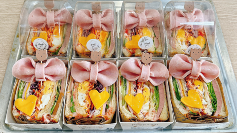 "Tiệm bánh" của cậu bé lớp 7: Làm bánh từ 5h sáng, bán 60 chiếc/buổi, lần đầu "khởi nghiệp" được mẹ ủng hộ hết lòng