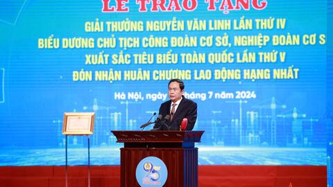 Chủ tịch Quốc hội Trần Thanh Mẫn trao Huân chương Lao động hạng Nhất tặng Tổng Liên đoàn Lao động Việt Nam