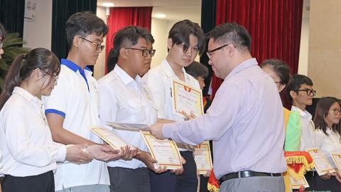 TP Hồ Chí Minh: Hơn 1,6 tỷ đồng trao học bổng khuyến tài tặng sinh viên