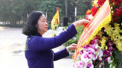 Lãnh đạo TP Hà Nội dâng hoa kỷ niệm Cách mạng Tháng Mười Nga